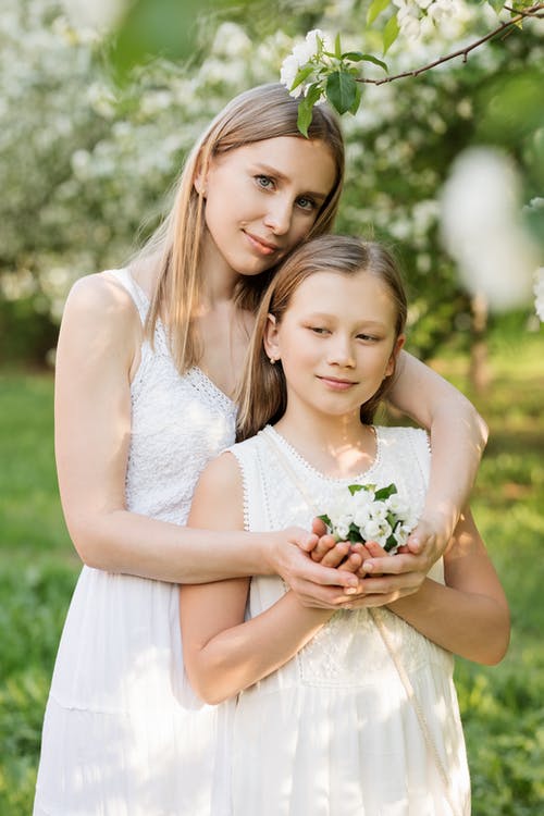 女人和女孩抱着花束 · 免费素材图片