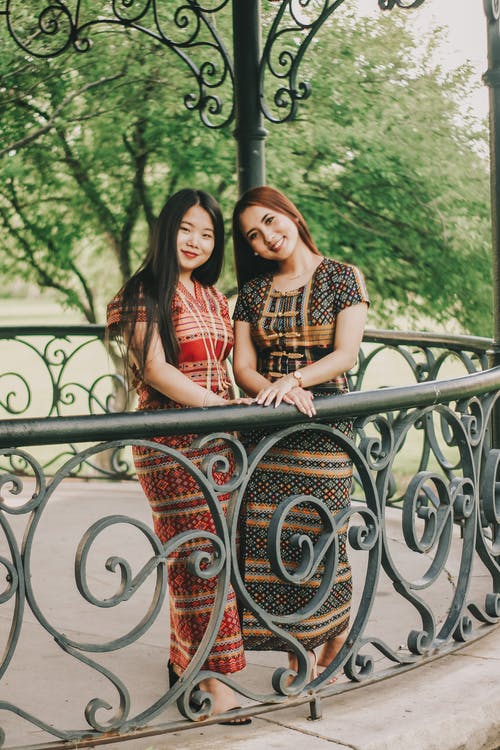 站在彼此旁边的两个微笑妇女 · 免费素材图片