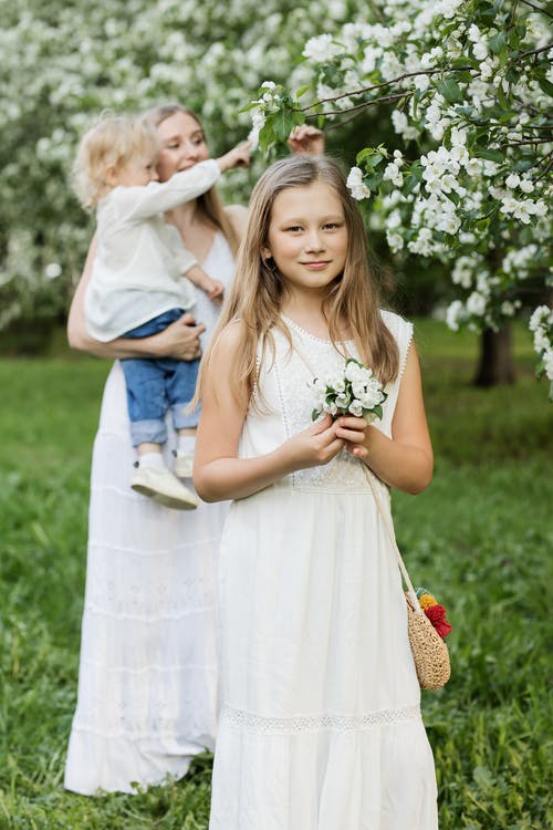 家庭从树上摘花 · 免费素材图片
