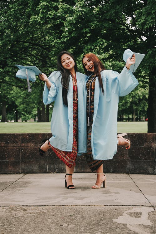 两个穿着学术礼服的女人 · 免费素材图片