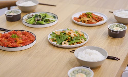 三碗米饭和四种蔬菜餐在桌子上 · 免费素材图片