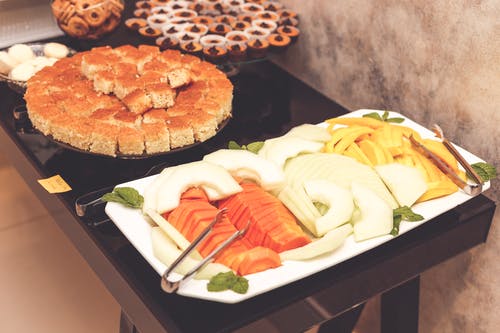 在白色托盘切什锦的水果 · 免费素材图片