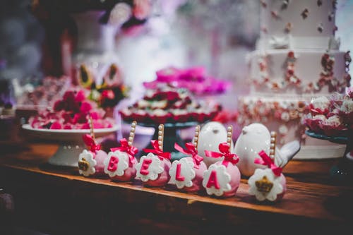 蛋糕桌上的粉色和白色聚会偏爱 · 免费素材图片