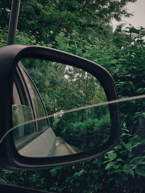 使用黑色车辆后视镜拍照 · 免费素材图片