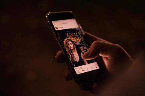 使用黑色智能手机的人 · 免费素材图片