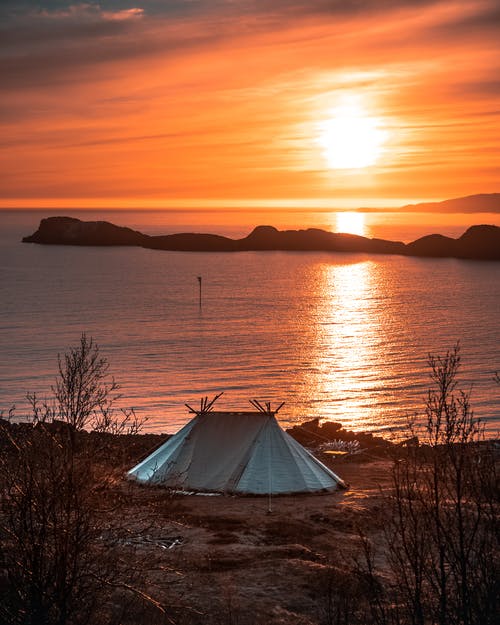 水域附近的灰色露营帐篷 · 免费素材图片