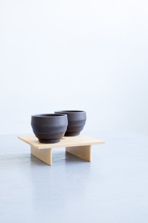 棕色木架子上的灰色陶瓷碗 · 免费素材图片