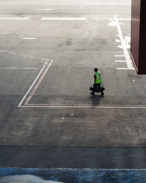 在停机坪上行走的人 · 免费素材图片