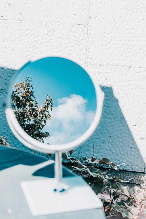 云与树反射梳妆镜 · 免费素材图片