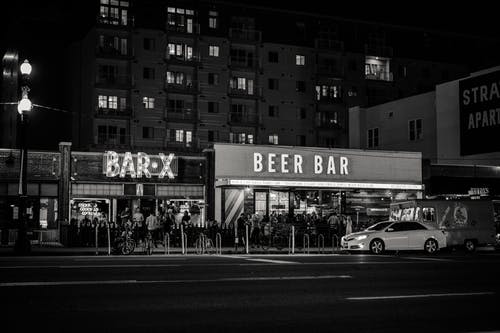 啤酒酒吧标牌的灰度照片 · 免费素材图片