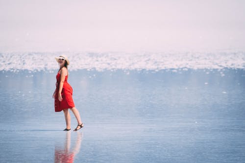 女人站在岸上 · 免费素材图片