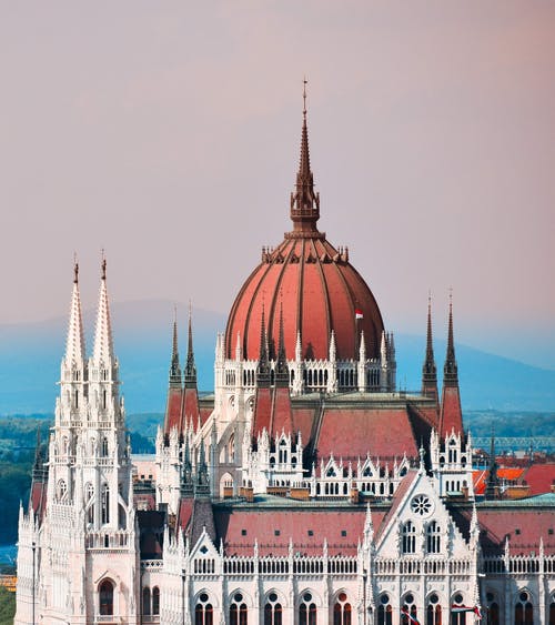 棕色和白色建筑 · 免费素材图片