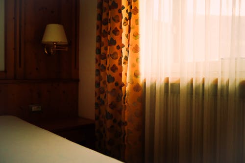 透过窗户的阳光的卧室 · 免费素材图片