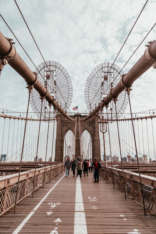 在纽约布鲁克林大桥上行走的人 · 免费素材图片