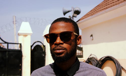 戴墨镜的男子 · 免费素材图片