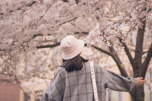 女孩戴着水桶帽的照片 · 免费素材图片