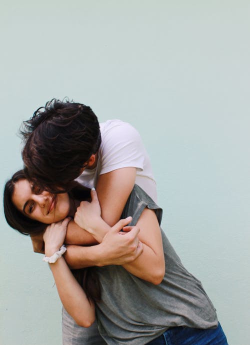 男人亲吻和拥抱女人 · 免费素材图片