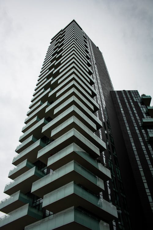 高层建筑的灰度低角度照片 · 免费素材图片