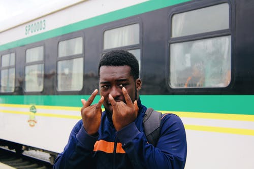 男子站在火车附近 · 免费素材图片
