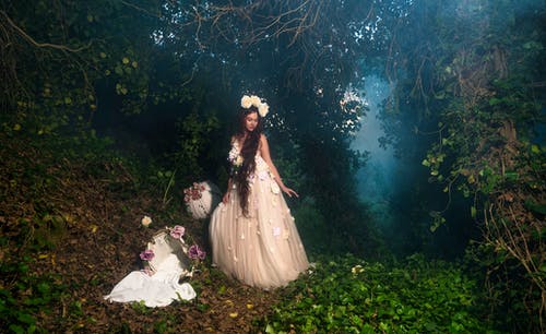 女人站在树旁 · 免费素材图片