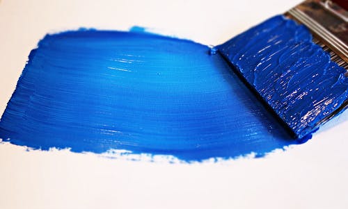 白色表面上的蓝色油漆 · 免费素材图片