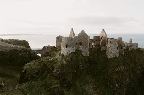 Dunluce城堡的古老中世纪废墟在北爱尔兰着名的地方，在英国的海洋海岸 · 免费素材图片