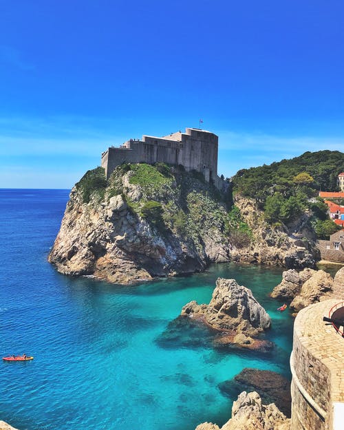 海边山上的城堡 · 免费素材图片