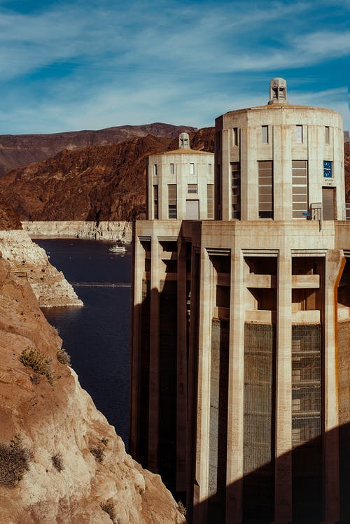 米色混凝土建筑 · 免费素材图片