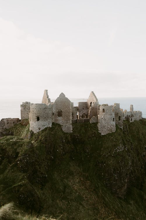 Dunluce城堡的古老中世纪废墟在北爱尔兰着名的地方，在英国的海洋海岸 · 免费素材图片