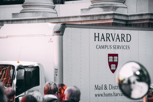 白哈佛校园服务卡车 · 免费素材图片