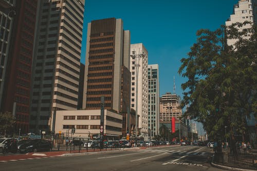 车辆和高层建筑 · 免费素材图片