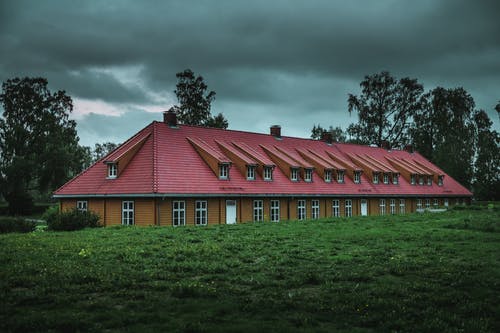 草地附近的红色和棕色房子 · 免费素材图片