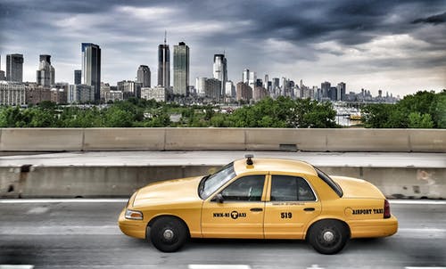 出租车穿过城市 · 免费素材图片