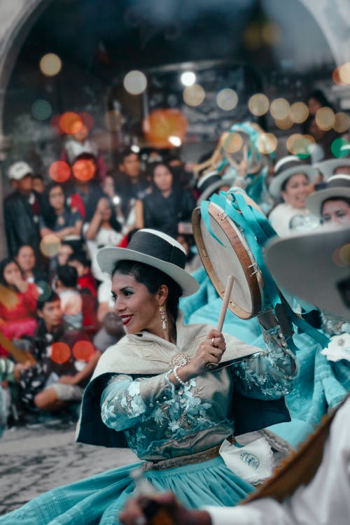 女人玩乐器 · 免费素材图片