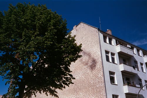 白色和棕色混凝土建筑的低角度摄影 · 免费素材图片