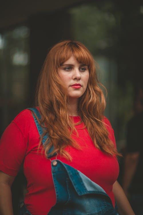 女人红色t恤和蓝色粗斜纹棉布的选择性焦点照片 · 免费素材图片