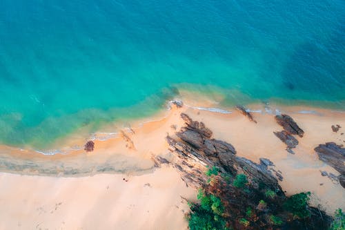 鸟瞰海滩线摄影 · 免费素材图片