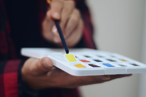 持有水彩的人 · 免费素材图片