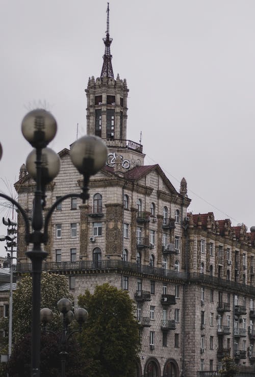 棕色混凝土建筑 · 免费素材图片