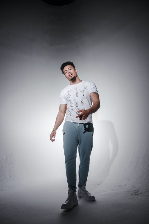 摆在白色背景前的男人的照片 · 免费素材图片