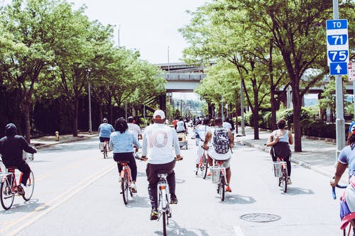 人们在混凝土路面上骑自行车 · 免费素材图片