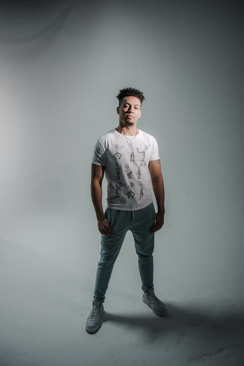 摆在白色背景前的男人的照片 · 免费素材图片