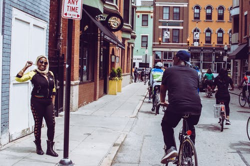 女人站在路边 · 免费素材图片