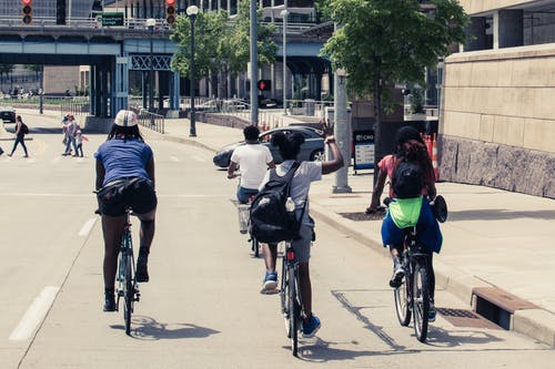 人们在公路上骑自行车 · 免费素材图片