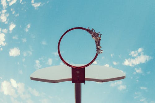 篮球架的低角度摄影 · 免费素材图片