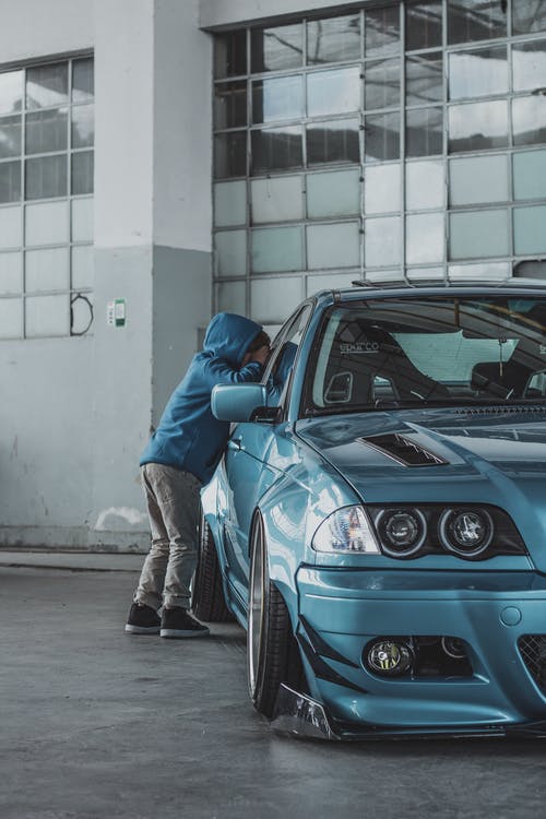 孩子看着车内 · 免费素材图片