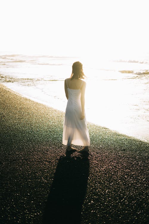 站在海边的白色连衣裙的女人 · 免费素材图片