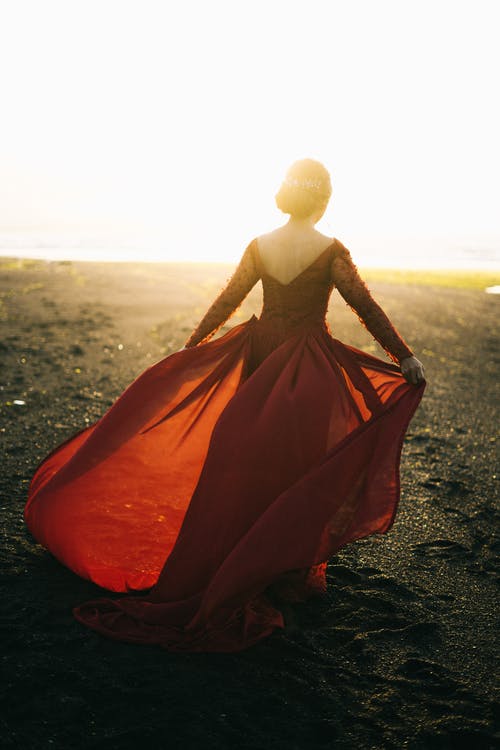 红色的长袖连衣裙，在岸上行走的女人 · 免费素材图片