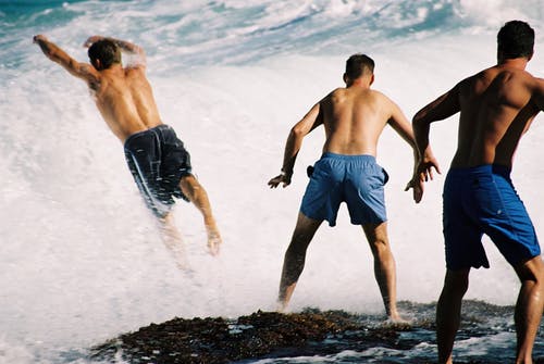 三名男子玩冲浪板 · 免费素材图片