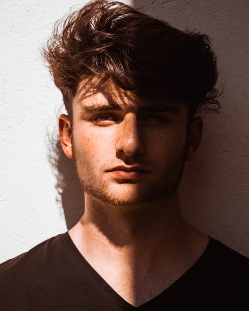 身穿黑色衬衫的男人 · 免费素材图片